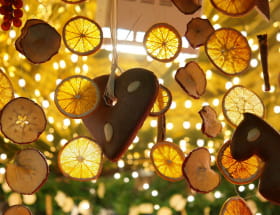 MARCHÉ DE NOËL, PÈRE NOËL, SPECTACLE PYROTECHNIQUE ET DÉFILÉ DE MASCOTTES